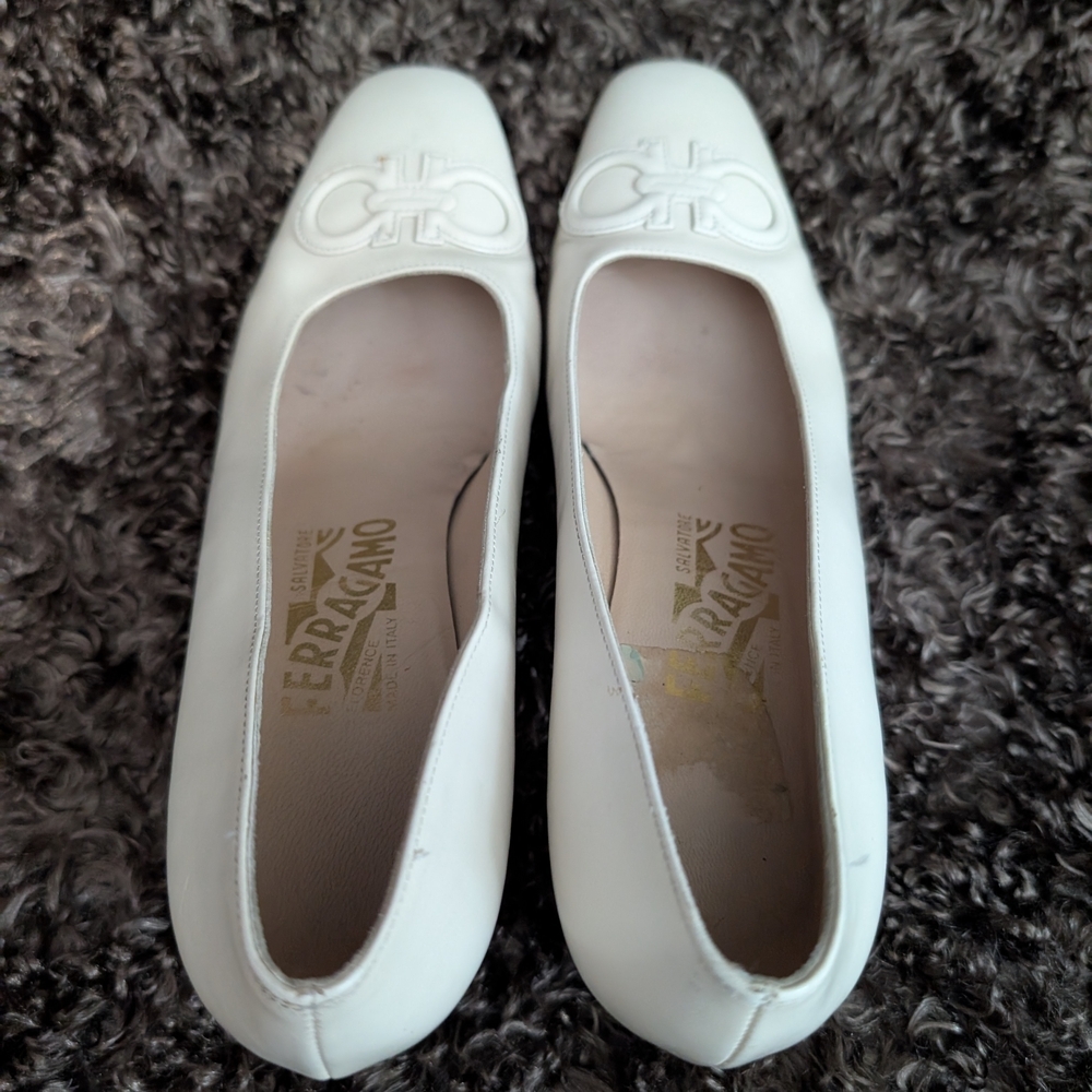 Salvatore Ferragamo Women's Beige Leather Pumps - Picture 4 of 9